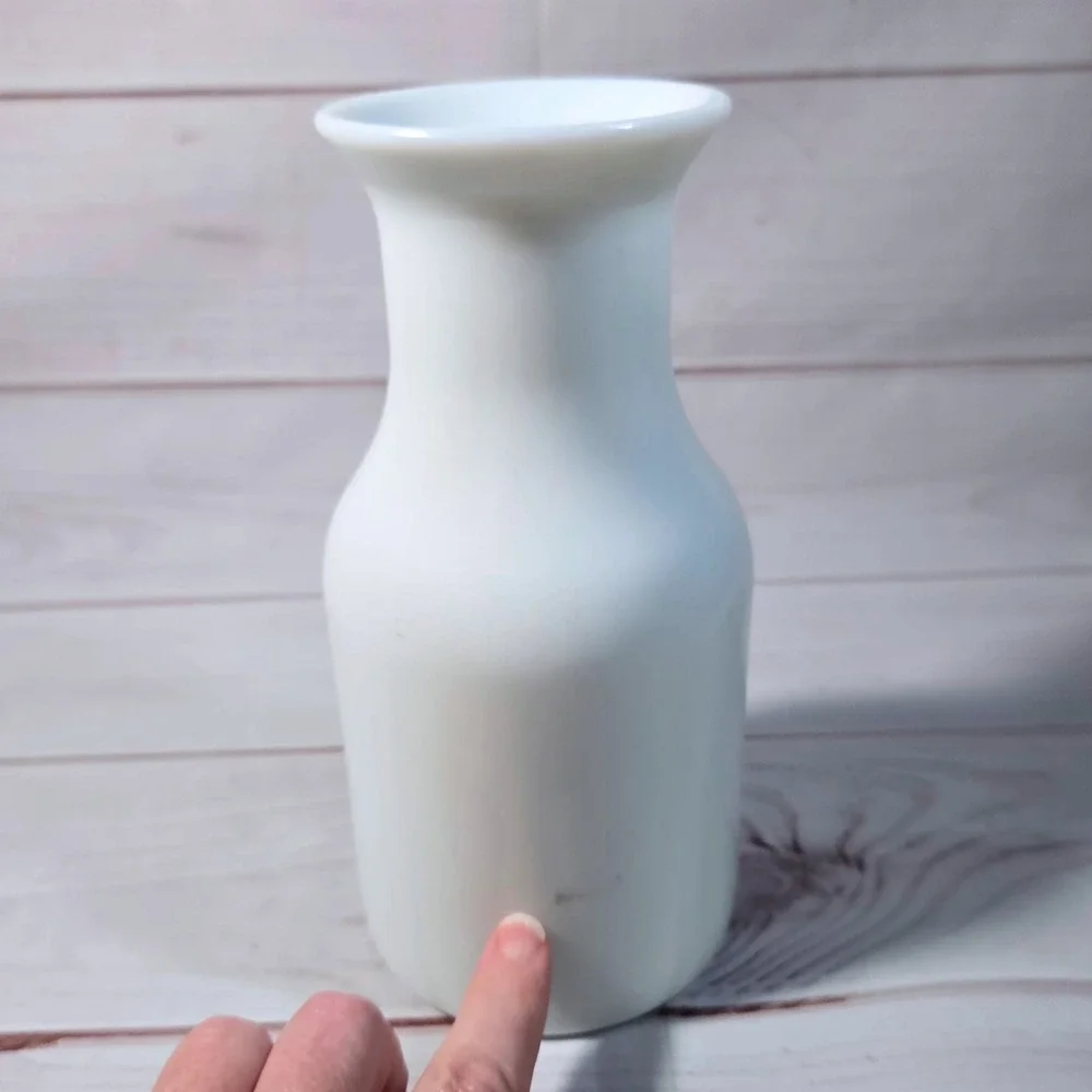 Vintage Milk Glass 1 qt Water Rainbow Clouds Decor‎ Bud Vase White